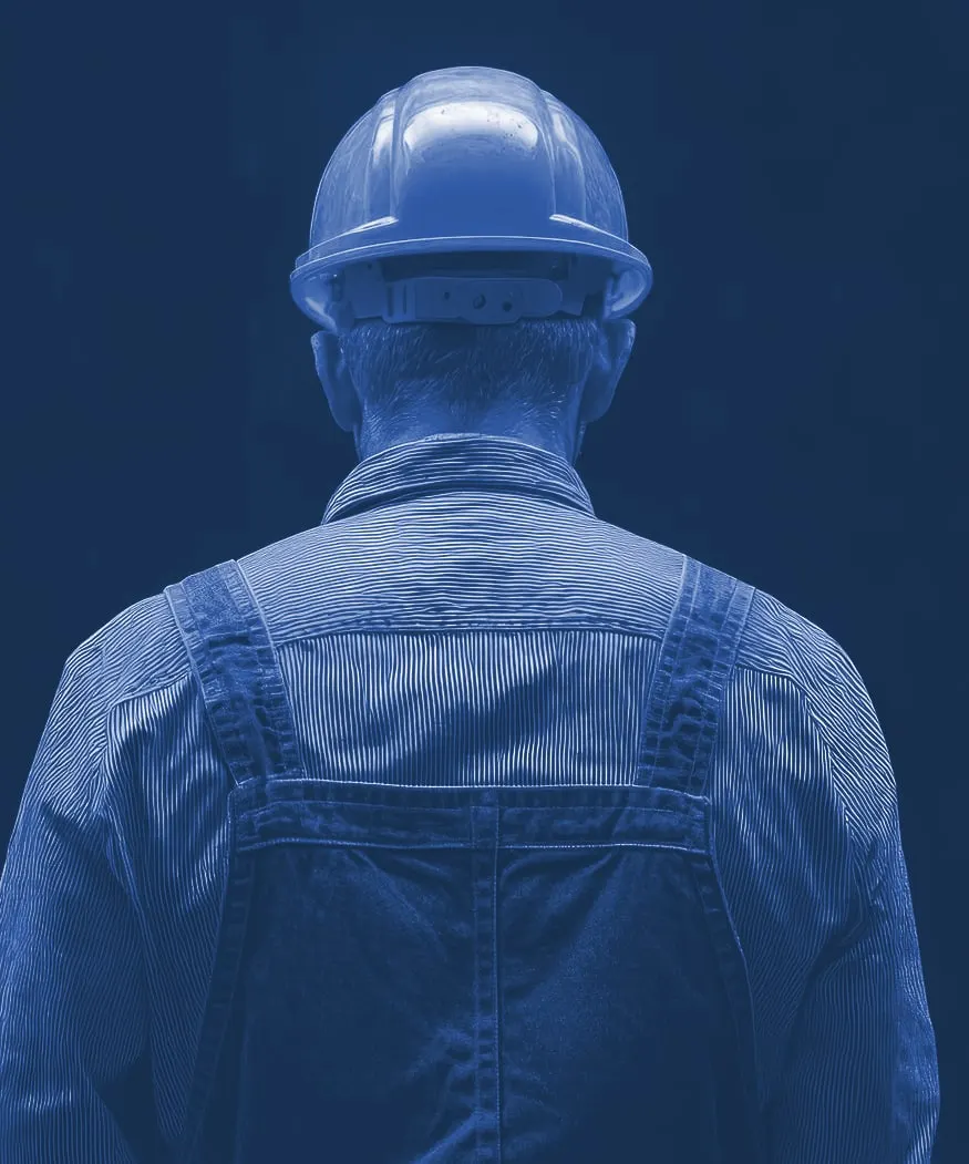 Trabajador con casco de seguridad, visto de espaldas